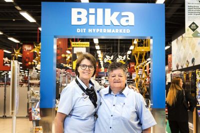 Sektionschef Pia Romvig Schou (t.v.) og Rie Sneftrup Jensen, der er at finde i kiosken, kan henholdsvis 7. november og 11. november fejre 30-årsjubilæum i Salling Group. Pia Romvig Schou har i alle årene arbejdet i Bilka, siden 2007 i Bilka i Herning, mens Rie Sneftrup Jensen startede i Føtex i Herning, inden hun skiftede til Bilka i 2011. Foto: Tom Laursen
