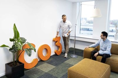 Twoday Co3 har opkøbt Tea Solutions, og Christian Søsted Poulsen (stående) kan derfor byde Anders Burla og de øvrige syv medarbejdere fra Tea Solutions velkommen på Haraldsgade i Herning. Foto: Tom Laursen
