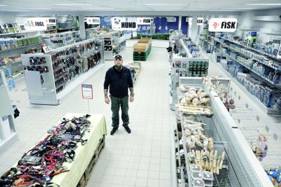 Det er et stort areal, Kenni Greve Otkjær skal varme op i dyrecentret. Ud over selve butiksarealet er der også flere lokaler ude bagved, hvor mange af dyrene eksempelvis er. Foto: Henrik Ole Jensen