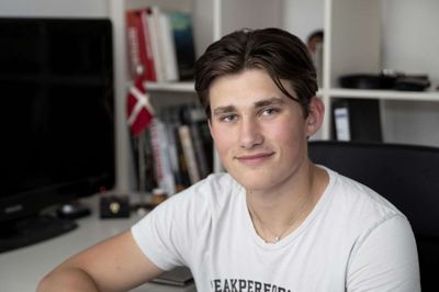 Sebastian Sandgaard er netop gået ud af gymnasiet. Han er blevet udvalgt til at være en af 38 nye, unge "samfundsformere", der bliver uddannet af Region Midtjylland. Snak om ham og om det - foto et sted, der viser noget "form".