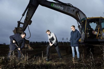 Himlen var grå, men humøret var højt, da borgmester Ib Lauritsen (V) og indehaver Jacob Fink i fællesskab satte spaderne i jorden. Foto: Henrik Ole Jensen
