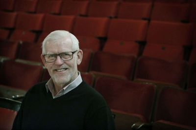 Dagmar Bio har sat Sdr. Felding på landkortet, siger Jens Udbye. Han er tidligere formand for den gamle biograf og nu frivillig. Han står også for udlejning af huset og rundvisninger. foto: Henrik OLe Jensen