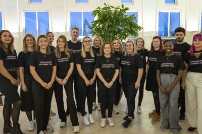 Et hold frisører har bestået deres svendeprøve på Herningsholm Erhvervsskole & Gymnasier: Sasha Nathalia Nowak Olsen, Trend Cut v/Rikke Iversen, Ikast; Emma Fris Nielsen, Søndergades Frisørsalon, Silkeborg; Rikke Andersen, Hot N Tot v/Gitte Gjørtz, Skive; Julie Marie Bundgaard Jensen, Salon Syd, Viborg; Ahmad Mamo, Frisør Hos Peter, Herning; Sofie Kruse Johansen, Salon Artec, Skive; Anne-Louise Søndergaard Sørensen, Hair’n Style ApS, Lemvig; Lykke Søndergaard, Men’s og Women’s Cut v/Tina Dige Nielsen, Viborg; Emma Pala Kristensen, Park By Maibom, Ikast; Anja Skov Christensen, Salon Bente, Silkeborg; Kathrine Lund Randløv, Torvets Frisørsalon, Silkeborg; Mikkel Raae Thykjær Brodersen, Brink’s ApS, Holstebro; Caroline Gro Eleonora Nielsen, Helle Lund Hair Coiffure, Holstebro; Marie Louise Eberhardtsen Lerche, Gossiphair, Ikast; Maja Rigmor Pedersen, Salon Hair Benny Enoksen Hansen, Skive; og Joy Valentine Njoroge Berthelsen, Frisør Morgenhår Silkeborg ApS, Silkeborg. Foto: Privatfoto