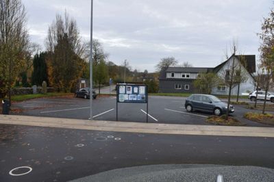 Det er på den centrale parkeringsplads midt i Nørre Snede, at Vejdirektoratet ønsker at etablere en såkaldt ladepark. Foto: Flemming Thulstrup