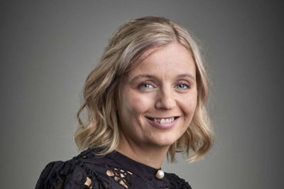 Anne-Kathrine Primdahl begyndte 2. januar 2023 som underdirektør i Vestjysk Bank. Den 35-årige mor til to har været i bankverdenen i hele sit arbejdsliv. Foto: Ole Mortensen