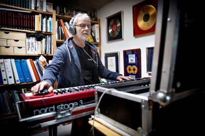 Guld- og platinpladerne på væggen bevidner, at Mogens Balle har været med til at sælge mange plader. Han er medkomponist på omkring ti sange til Bamses Venner, som han blev medlem af i 1979. - Dengang var det ofte Gasolin, Shu-bi-dua og Bamses Venner der lå øverst på hitlisterne, husker han. Foto: Jakob Stigsen Andersen
