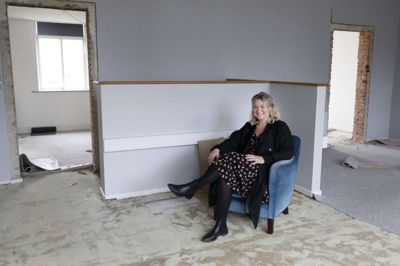 Indehaver Stine Kamuk i sine nye lokaler, som efter planen skal være renoveret og omdannet til behandlingshus til sommer. Foto: Henrik Ole Jensen
