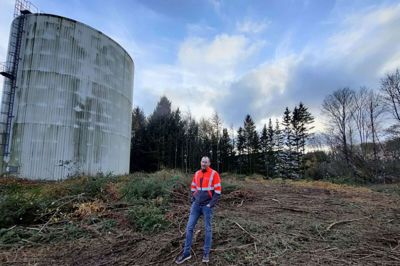 Direktør Jan Grarup viser, hvor den nye akkumuleringstank med plads til 3700 kubikmeter varmt vand skal placeres på Håndværkervej. Foto: Jens Kristian Lynderup