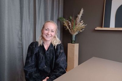 - Lejligheden er min fars, men den stod til at skulle sælges. Jeg præsenterede ham for en anden idé, fortæller idékvinden bag Apex, Louise Vida Sandgaard, der er grafisk designer og har savnet en arbejdsplads uden for hjemmet. Foto: Hans-Henrik Lærke