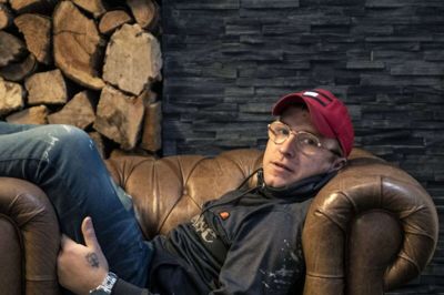 Som selvstændig har Jens »Jenno« Andersen ikke rigtig kendt til andet end kriser. En måned efter at han åbnede sit galleri i Søndervig, begyndte coronapandemien i Danmark. Det er også en af grundene til, at han tør åbne et nyt galleri igen, selvom timingen måske kan virke mærkelig. Foto: Malene Tswai