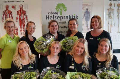 Forrest fra venstre er det Anne Rudmose Sviatchenko, Viborg; Carmen Pals, Karup; Cecilie Sloth Svensson, Viborg; og Iben Flintrup, Vejle. Bagved står fra venstre underviser Susanne Persson, underviser Mikela Bay, Nina Gjesing Olesen fra Viborg, Kristina Østergaard Teilmann fra Herning og underviser Leika Damtoft. Foto: Privatfoto