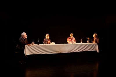 Det var nok ikke tilfældigt, at der var god afstand mellem familiemedlemmerne omkring langbordet, hvor end ikke den sidste flaske af en sjælden rødvin kunne garantere den gode stemning. Foto: Mingo Photo