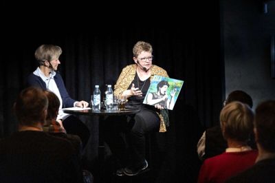 Vibeke Larsen viser frem fra den private lp-samling til arrangementet »Ti jeg ka li’« i Fermaten. Her er det Ella Fitzgeralds album »The lost Berlin tapes«. Dorte Grout (t.v.) fra Herning Bibliotek guidede publikum gennem sangene og interviewede Vibeke Larsen om de enkelte numre. Foto: Tom Laursen