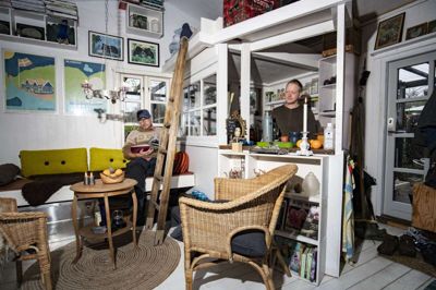 Der er ikke mange ledige kroge tilbage i kolonihavehuset. De fleste er fyldt med genbrugssager, hvor prismærket stadig sidder på.