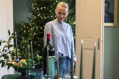 Foredragsholder med mere, Gitte Hornshøj fra Herning, havde dækket sit julebord dagen før, Herning Folkeblad kiggede forbi, så Trine Jepsen, arrangør af Jul på Herningsholm, præsenterer hendes bord. Bemærk julekuglerne ved hver kuvert. Gitte Hornshøj har den tradition, at bordkortet hvert år er en julekugle eller en tromme. Årstallet og gæstens navn står på den ene side. På den anden side skal hver gæst skrive en ting, der har betydet noget for vedkommende i løbet af året. Pynten hænges efterfølgende på træet. - Det er blevet til mange rørende gensyn, når vi går rundt om »juletræet med sin pynt«, skriver Gitte Hornshøj i en mail. - Specielt de kære vi har mistet. Deres pynt hænger jo stadig på træet. Johnny Haugaard havde endnu ikke pyntet sit bord, da Folkebladet var forbi. Det gjorde han først samme aften. foto: Malene Tswai