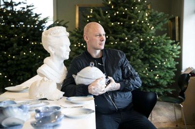 Julen er en meget personlig højtid for designer og iværksætter Jim Lyngvild, og han dækker altid julebordet med Mågestellet, som han har arvet fra sine oldeforældre. Foto: Malene Tswai