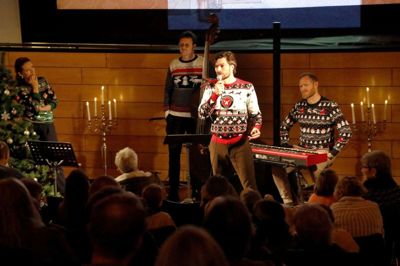 Der var blevet plads til FC Midtjylland-logo på den julesweater, radio- og tv-værten Thomas Skov havde taget på til højtlæsningen i fødebyen. Foto: Henrik Ole Jensen