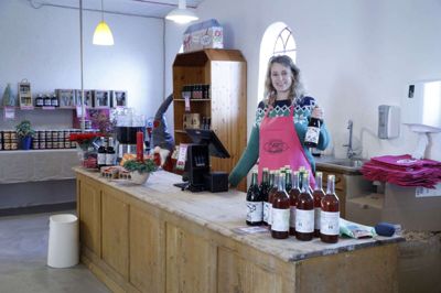 Ellen Nielsen har været ejer af tapperiet Søbogaard i Studsgaard siden 2013. Nu har hun og ægtefællen Niels Trolle Jensen åbnet gårdbutik på Store Voldsgaard. Foto: Henrik Ole Jensen