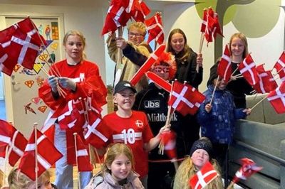 Parkskolen i Herning giver den fuld gas til fodboldfest i anledning af dagens VM-kamp mod Tunesien. Foto: Privatfoto