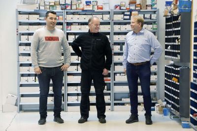 Afdelingsleder Theis Kylkjær (t.v.), Ove Aalbæk og Lars Rømer fra CBRE Intego kan med tilfredshed konstatere, at virksomhedens indsats for at skaffe elektrikerlærlinge virker. Foto: Henrik Ole Jensen