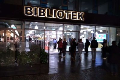 Alle måtte ud fra biblioteket, da røg fra en popcornmaskine satte gang i brandalarmen tirsdag eftermiddag. Foto: Kim Hansen