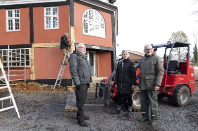 Formand Jens Peder Wolff (t.v.) og de to bestyrelsesmedlemmer Laila Meincke og Leif Nyholm glæder sig til at se, hvad den lokale tømrer Ivar Lyhne Jensen kan bedrive med det gamle hus. Foto: Tom Laursen