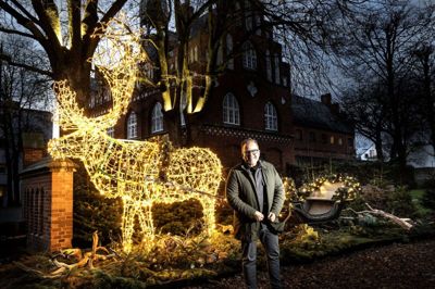 Julemandens rensdyr gør sig allerede til ved Tinghushaven, hvor julemanden har fundet en ny parkeringsplads til sin kane. - Den plejer han ellers at parkere på taget ved MCH Herning Kongrescenter, fortæller citychef Allan Birk Kristensen, som inspicerede Tinghushaven i torsdags. Foto: Tom Laursen
