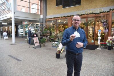 Vores-chef Jan Birk Knudsen med en stak af de populære Vores Ikast-gavekort. Når man køber dem, bliver plastkortet anbragt i en lille gaveæske. Foto: Flemming Thulstrup