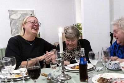 Der var højt humør og masser af grin, da beboere og frivillige fra Rolighedsparken holdt fest i aftes. Her er det besøgsven Diana Nielsen (t.v.), som får et godt grin sammen med Inger Sørensen (i midten). Foto: Tom Laursen
