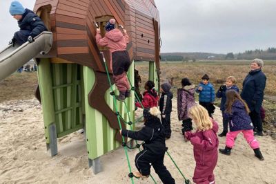 Der blev hurtigt kø ved indgangene, da en ny legehest torsdag blev indviet i VM-skoven ved Gullestrup. Foto: Kenneth Meinby Sørensen