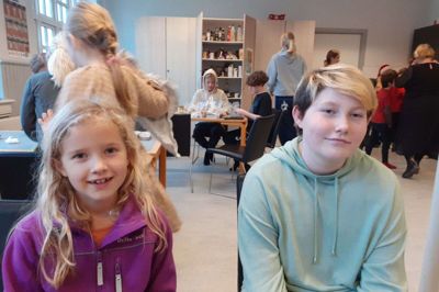 Der er seks års forskel mellem Thyra Trolle Jensen og til højre Mikkeline Kristensen, men de to er i samme gruppe under emneugen på Studsgård Friskole, så de store kan lære noget af de små og omvendt. Foto: jesper Wind