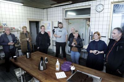 Der blev udvekslet mange gode idéer og forslag til, hvordan man kan sikre butikslivet i Kibæk fremover. Yderst til højre står Vicky og Kent Hvid, der lagde lokaler til. Foto: Henrik Ole Jensen