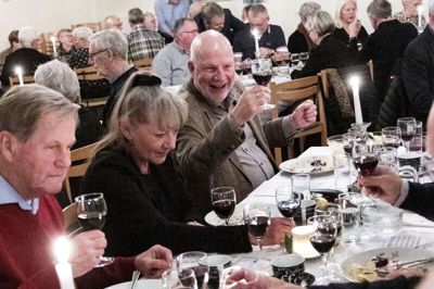 Selv om det kræver sit at smage og vurdere hele ni vine, var der også tid til at hygge, skåle og snakke med de øvrige ved bordet, da medlemmer af Midtjysk Vinselskab kårede årets julevin i onsdags. Foto: Tom Laursen