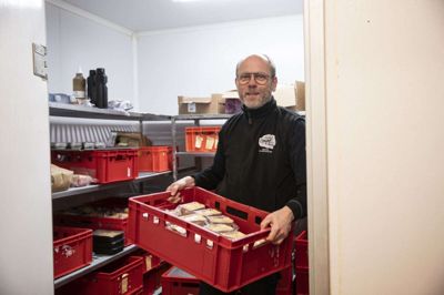 Man kan løse mange forskellige opgaver, når man er forstander på Møltrup Optagelseshjem. Her er det til julemarkedet, hvor Henning Kristensen havde travlt med at forsyne gårdbutikken med kød og pålæg. Foto: Malene Tswai