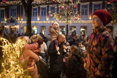 Juletræstænding på torvet i Herning. Foto: Malene Tswai