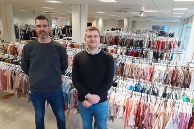 Michael og til højre Mathias Kjærgaard i den nye børnetøjsbutik på Silkeborgvej. Brødrene driver i forvejen webshoppen Trendyshop.dk og satser med den fysiske butik på at få mere gang i handlen i en tid, hvor familierne skal spare. Foto: Jesper Wind