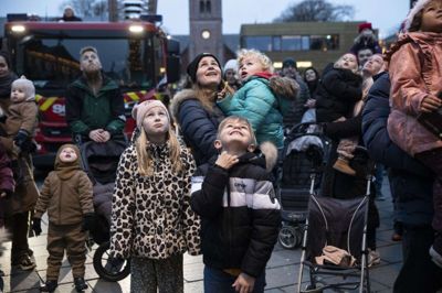 Torvet var fyldt med forventningsfulde familier, da juletræet søndag endelig blev tændt. Foto: Malene Tswai