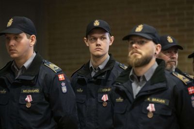 Flere end 300 personer, som har været inde over håndteringen af coronapandemien for Beredskabsstyrelsen Midtjylland, var lørdag samlet for at modtage en medalje fra forsvarsministeren. Medaljerne blev sat på uniformerne af fire lokale ledere, mens de civilklædte modtog medaljen i hånden. Foto: Malene Tswai