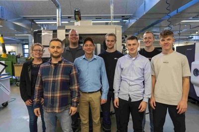 UDDANNET Et hold industriteknikere har bestået deres svendeprøve på Herningsholm Erhvervsskole og Gymnasier. De er Jonas Holdt Schmidt, Madsens Maskinfabrik, Esbjerg ApS, Esbjerg, Pia Sejbjerg Jensen, A/S Jydsk Aluminium Industri, Herning, Martin Heigaard Langbo Brocelius, Niebuhr Gears A/S, Ikast, Cosmin George Berechet, Kp Components A/S, Spjald, Daniel Manke Pedersen, Welltec A/S, Esbjerg N, Kasper Vedøe Jensen, Ev Metalværk A/S, Ringkøbing, Jonas Arentoft Poulsen, Brande Entreprenør Service ApS, Brande, Jacob Rude Jensen, Scan-Tech ApS, Skanderborg. Foto: PR-Foto