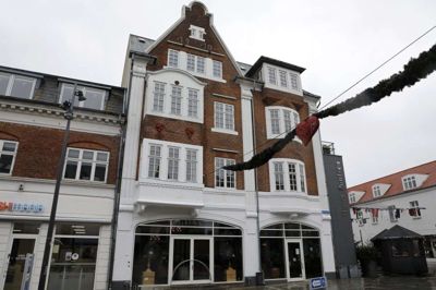 Ejendomsmægler Terkel Præst Berthelsen fra EDC Erhverv vurderer, at den markante hjørneejendom fra 1909 er blandt de smukkeste og mest ikoniske bygninger i Hernings gågade. Foto: Henrik Ole Jensen