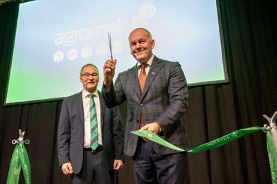 Ukraines ambassadør i Danmark, Vydoinyk Mykhailo, klippede snoren og åbnede dermed Agromek 2022. I baggrunden ses messens formand, Sten Andersen, der også talte til åbningen. Foto: MCH/Lars Møller.