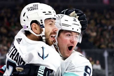 Oliver Bjorkstrand (til venstre) scorede et enkelt af de 17 mål, der blev sat ind i NHL-kampen.Foto: Ritzau Scanpix