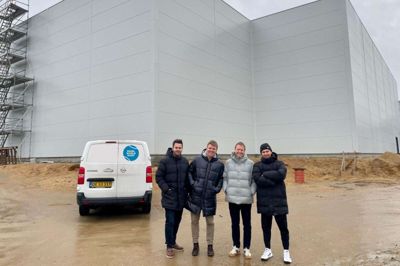 Jens Poulsen og Rasmus Niebuhr (nummer to og tre fra venstre) flankeret af direktøren for Padelworld, Rasmus Poulsen (t.v.), og padelcentrets daglige leder, Kasper Gade. Foto: Pr-foto