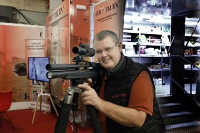 Axel Frandsen viser det lille gevær, der for tiden har yderst travlt med at plaffe rotter. Foto: Henrik Ole Jensen