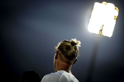 Simon Kjær fik kun spilletid i Danmarks første gruppekamp ved VM i Qatar. Kaptajnen blev fravalgt til skæbnekampen mod Australien til fordel for Joachim Andersen og Andreas Christensen i det centrale danske forsvar. Foto: Mads Claus Rasmussen/Ritzau Scanpix
