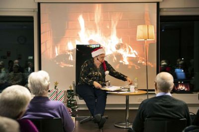 Der var "ild i pejsen", mens chefnissen Vibeke Larsen læste julehistorier og fortalte sjove julefakta. Foto: Malene Tswai