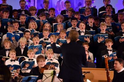 De to sammenbragte kor fra Herning og Aarhus er et imponerende syn og fylder godt op i Herning Kirke. Foto: Ensemble MidtVest