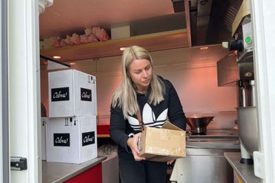 En af de få i Herning Tivolipark, som ikke har tivoliblod i årerne, er Martin Andersens kæreste, 33-årige Steffie Steen fra Aalborg. Hendes mor er pædagog. Hendes far var arbejdsmand, og så har hun en lillebror, der er murer, og en lillesøster der er guide på Kreta. Selv er hun uddannet social- og sundhedsassistent. Steffie Steens første sæson i Herning Tivolipark var i 2019. Foto: Marianne R. Eskildsen