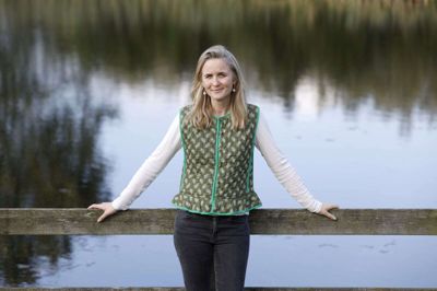 Marianne Søgaard flyttede for fem år siden til Silkeborg sammen med sin mand, Benjamin. Parret har tre børn og sammen nyder de naturen og de mange smukke steder i og omkring Silkeborg. Billedet her er taget ved en sø lidt uden for Spjald en dag, hvor hun var hjemme for at besøge sin mor Linda Søgaard Andersen. Foto: Henrik Ole Jensen