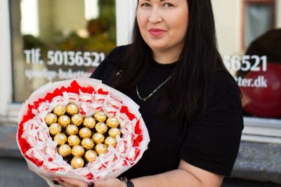 Inna Budnik, der åbnede butikken Spiselige Buketter i Aulum i efteråret, kommer fra Ukraine, men har boet i Danmark siden 2010. Foto: Privatfoto